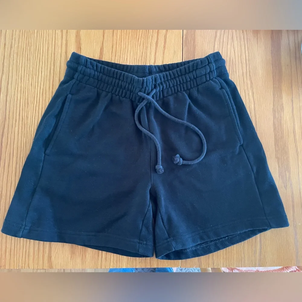 Aritzia Cozy Fleece Boyfriend Shorts in Black - Picture 1 of 6